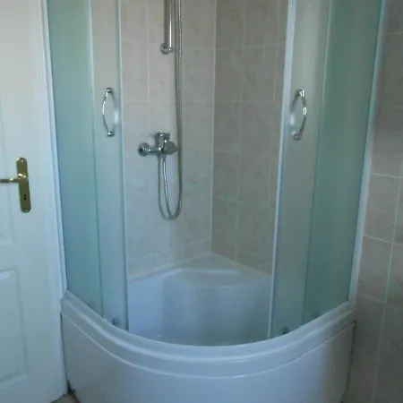 Apolonija בית הארחה זאדאר