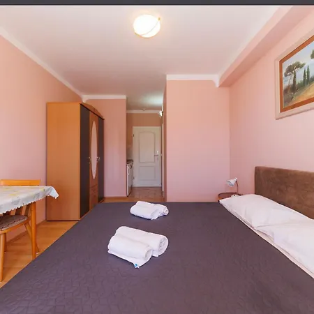 Apolonija בית הארחה זאדאר