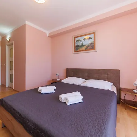 Apolonija בית הארחה זאדאר