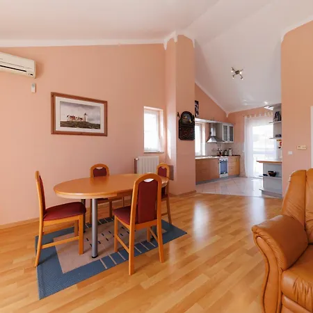 Apolonija בית הארחה 4*