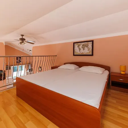 Apolonija בית הארחה זאדאר