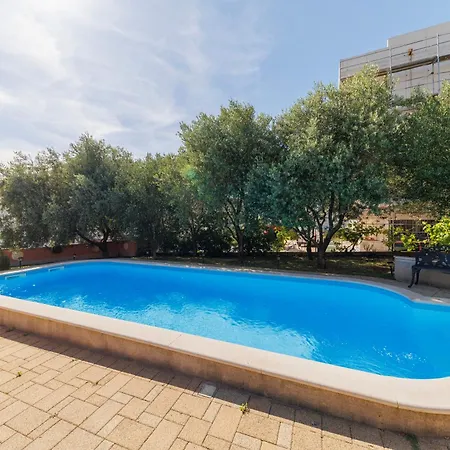 Apolonija 4* זאדאר