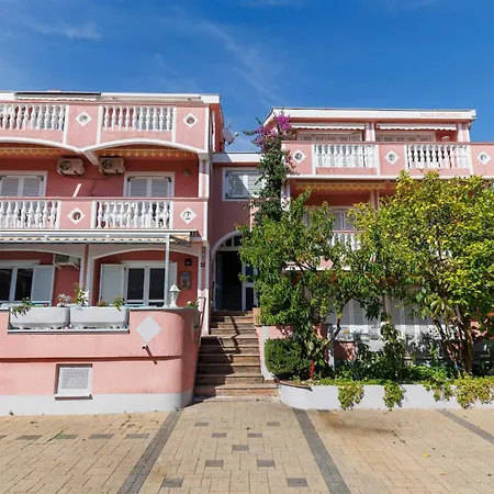 בית הארחה Apolonija 4*