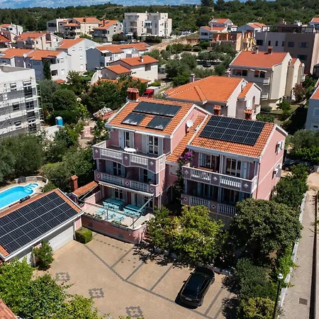 בית הארחה Apolonija 4*