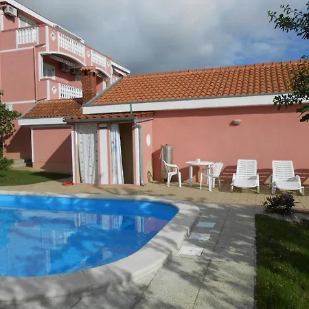 Apolonija בית הארחה זאדאר