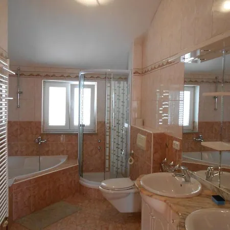 奥珀罗尼加别墅酒店 招待所 4*